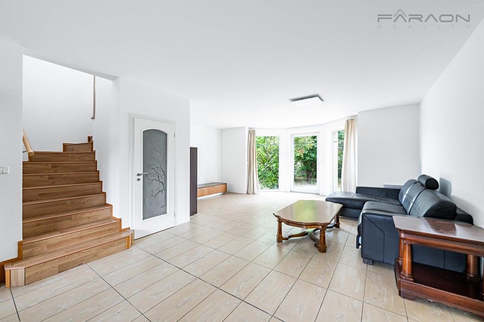 Pronájem rodinného domu 195 m², pozemek 612 m² – fotografie 2