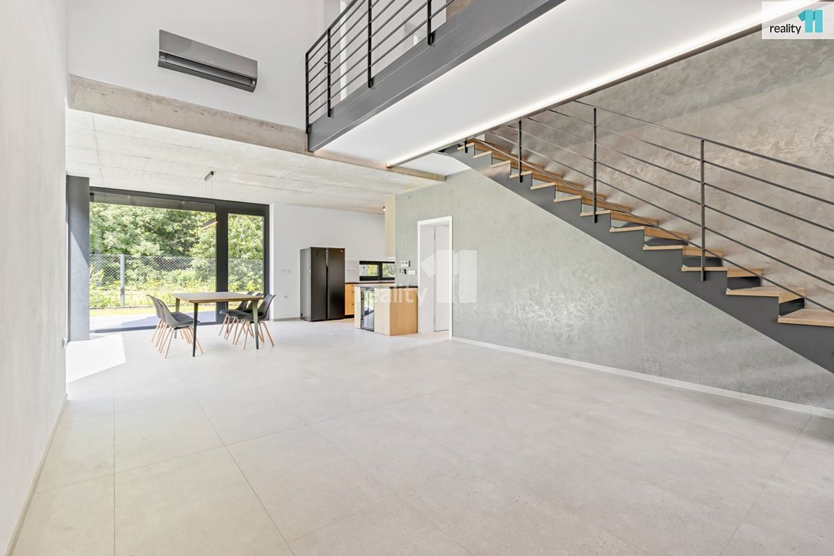 Pronájem rodinného domu 202 m², pozemek 348 m² – fotografie 3