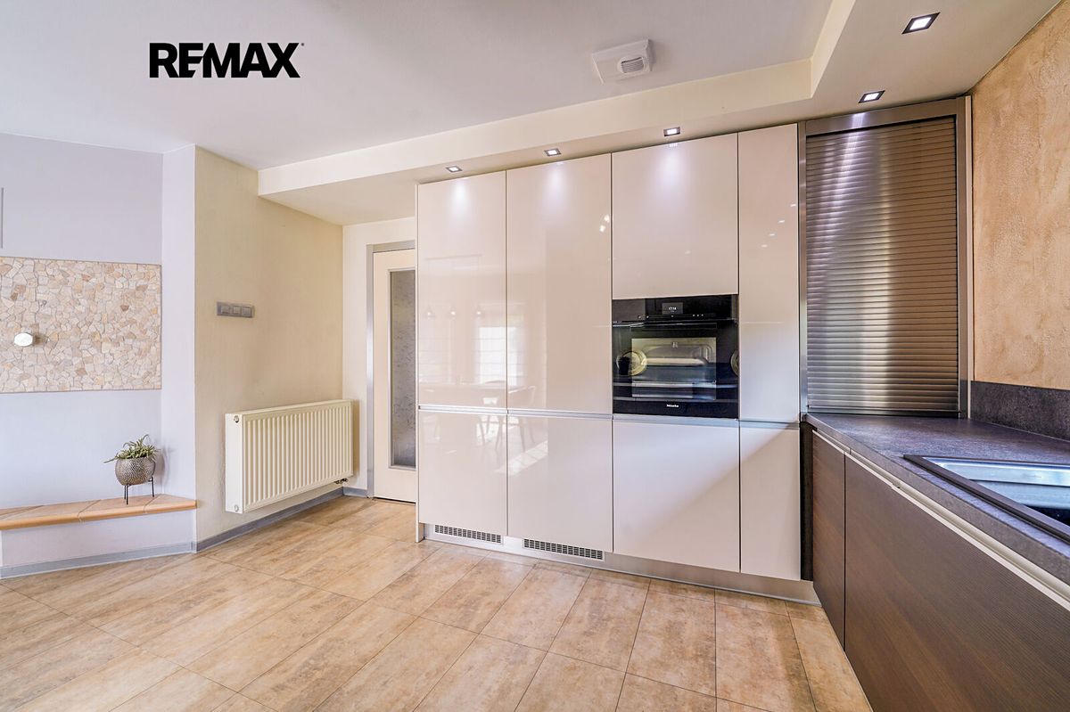 Prodej rodinného domu 200 m², pozemek 1161 m² – fotografie 4
