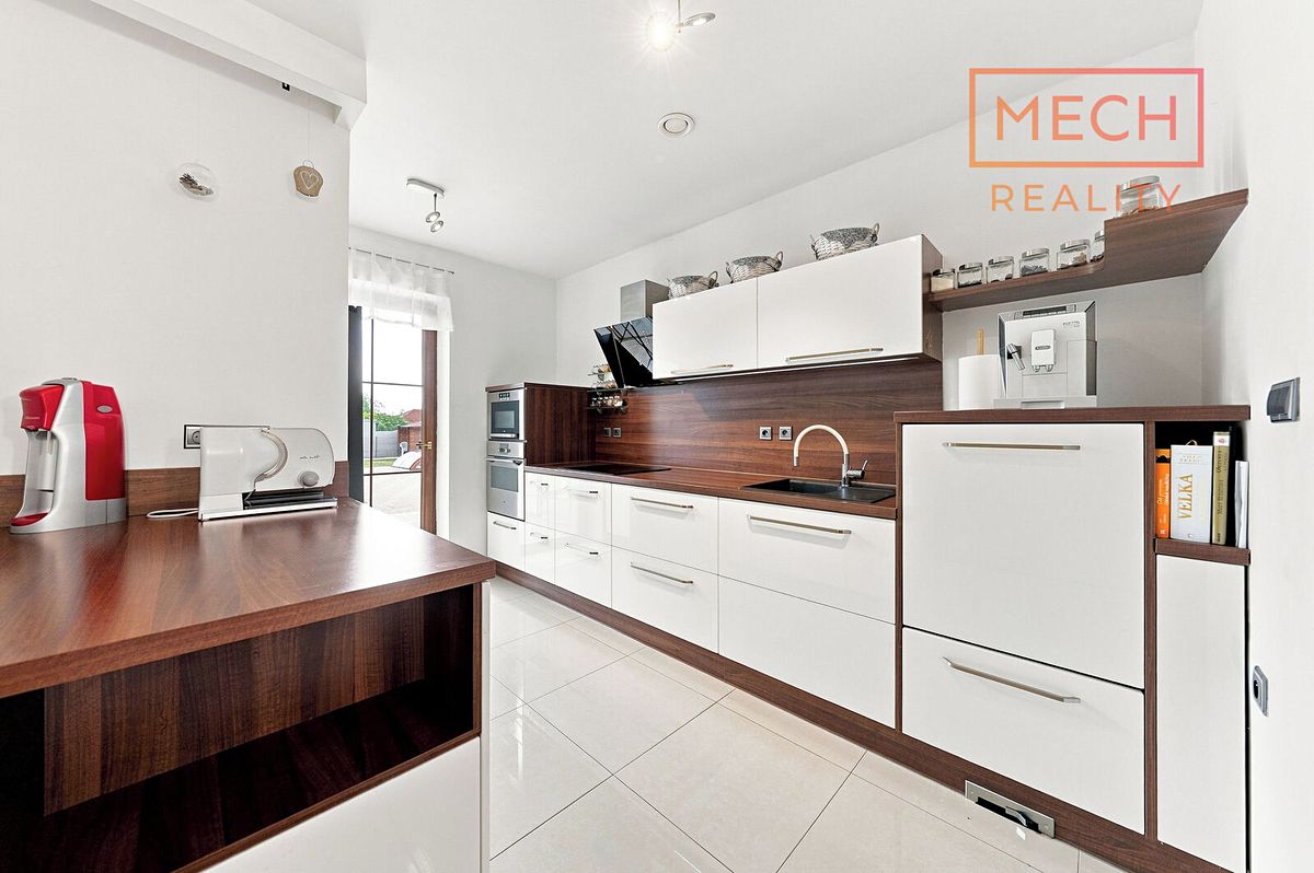 Prodej rodinného domu 215 m², pozemek 1250 m² – fotografie 2