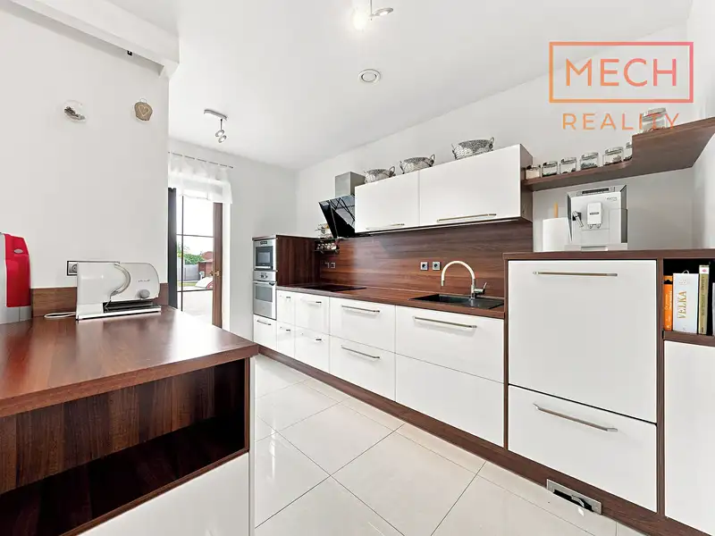 Prodej rodinného domu 215 m², pozemek 1250 m², Dyjákovičky – náhled fotky 2