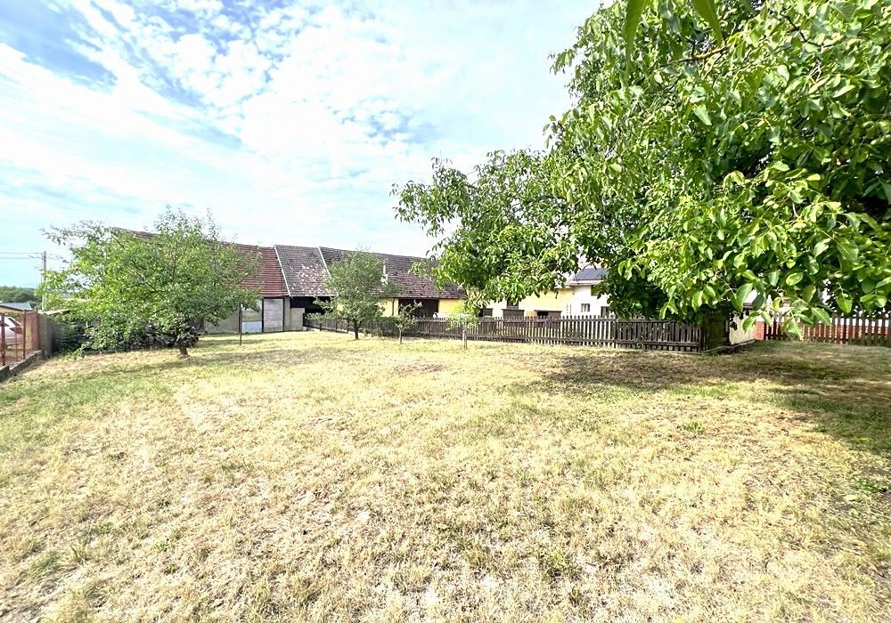 Prodej stavebního pozemku 696 m² – fotografie 2
