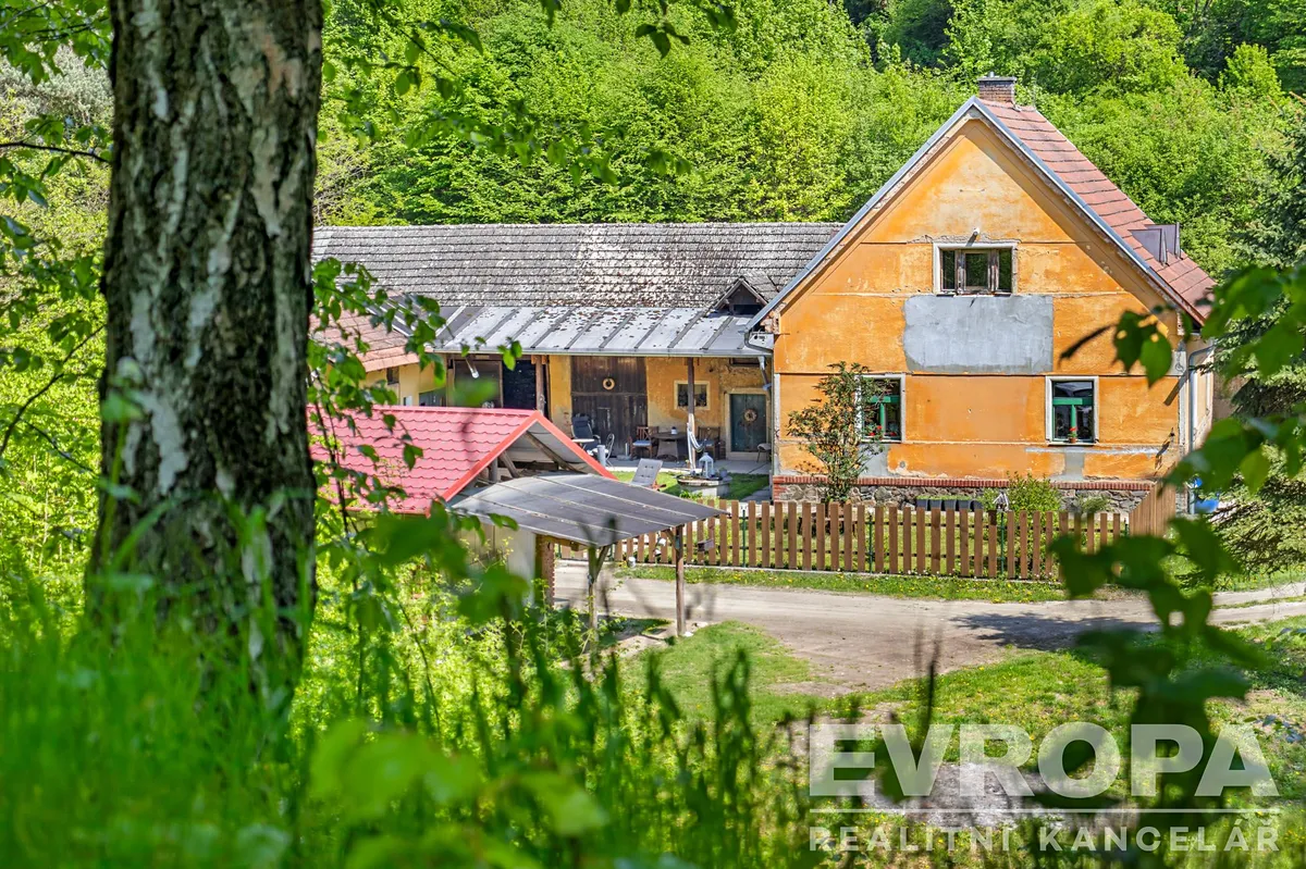 Prodej rodinného domu 300 m², pozemek 15000 m²
