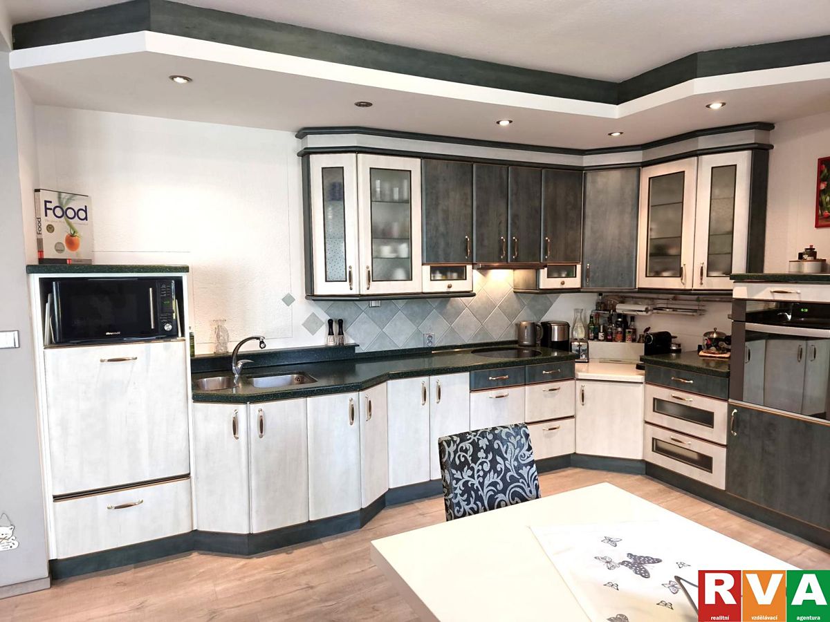Prodej rodinného domu 250 m², pozemek 138 m² – fotografie 3
