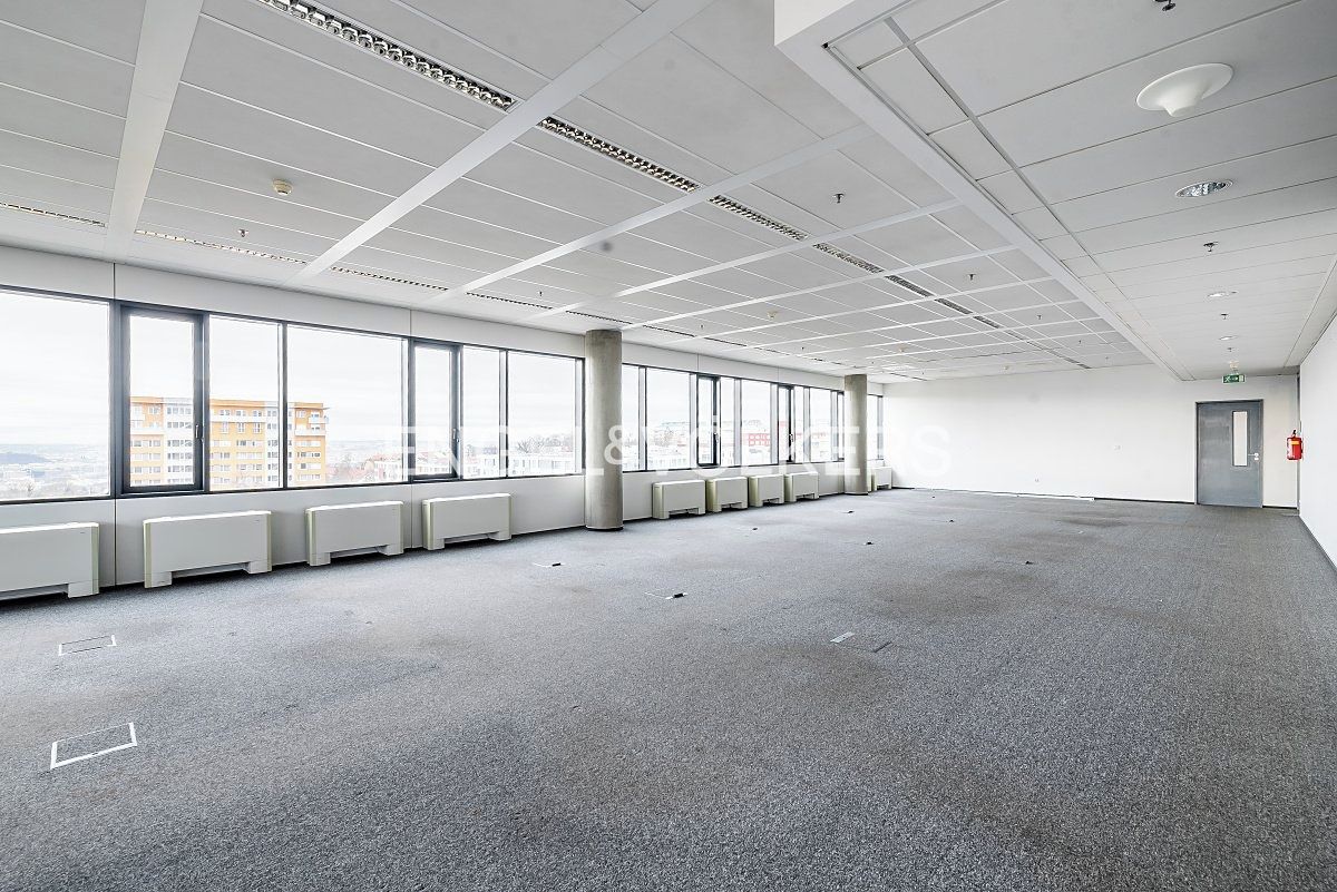 Pronájem kanceláře 1154 m² – fotografie 2
