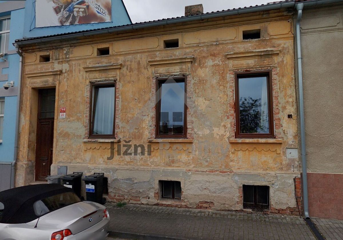Prodej rodinného domu 200 m², pozemek 242 m² – fotografie 2