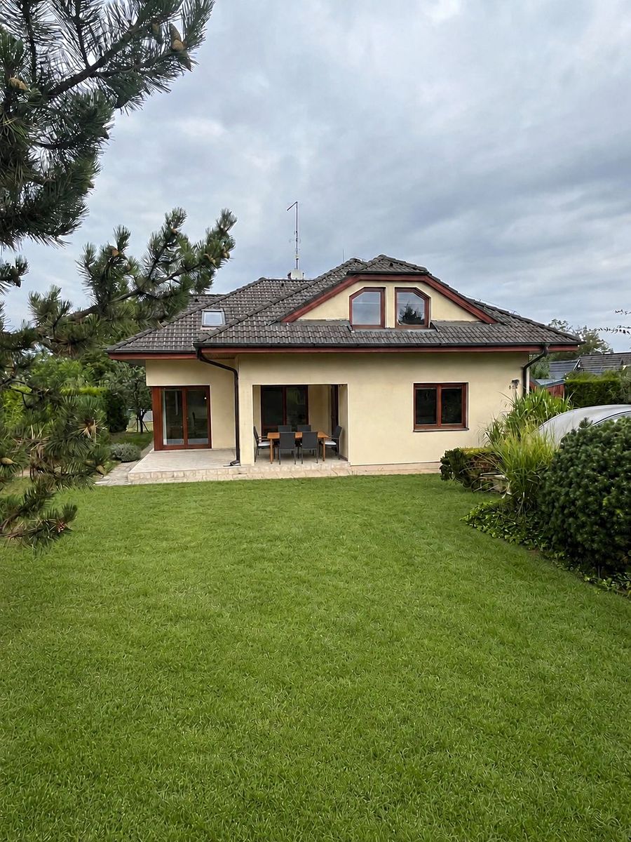 Prodej rodinného domu 270 m², pozemek 654 m²