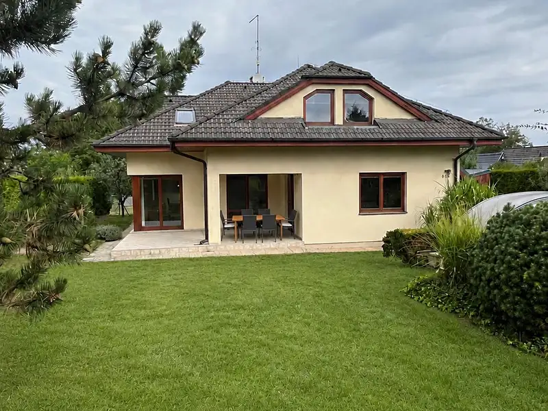 Prodej rodinného domu 270 m², pozemek 654 m², Jesenice – náhled fotky 1