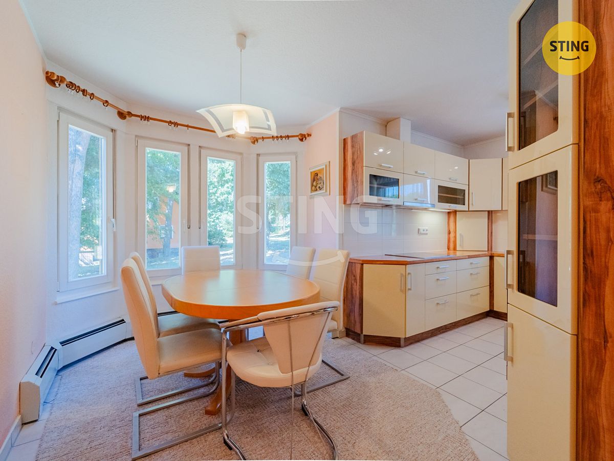Prodej rodinného domu 256 m², pozemek 985 m² – fotografie 3