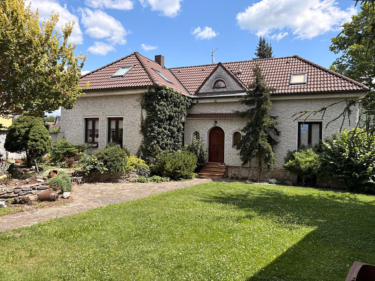 Prodej rodinného domu 250 m², pozemek 1512 m²