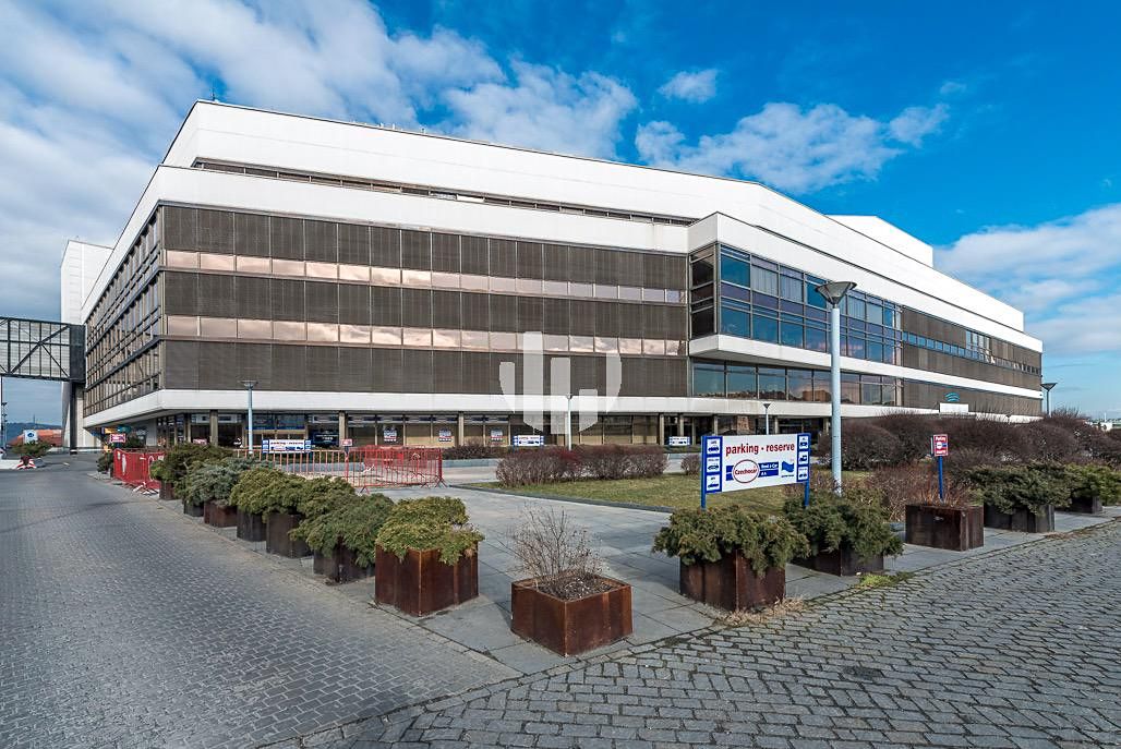 Pronájem obchodního prostoru 653 m²