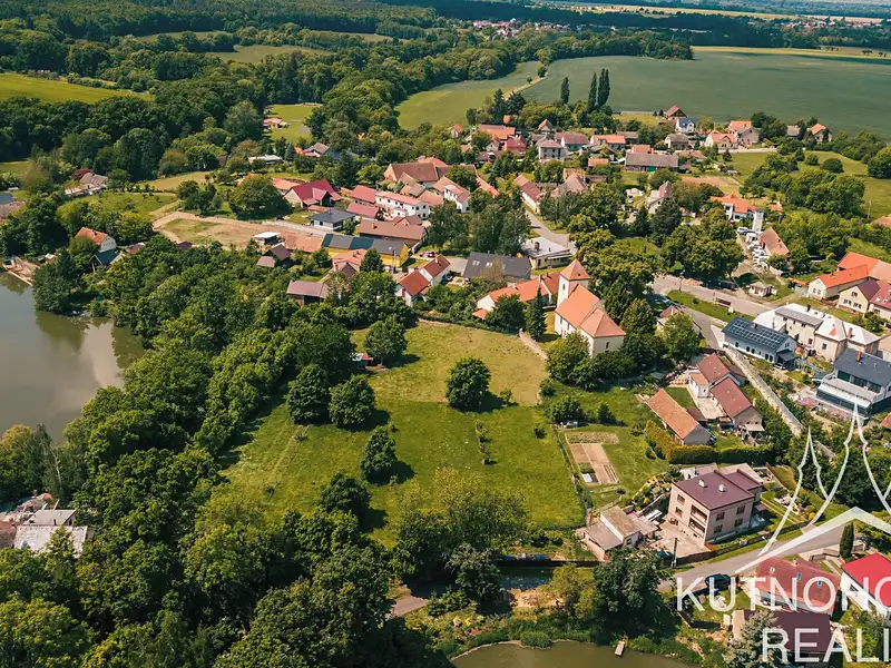 Prodej stavebního pozemku 8504 m², Bratčice – náhled fotky 1
