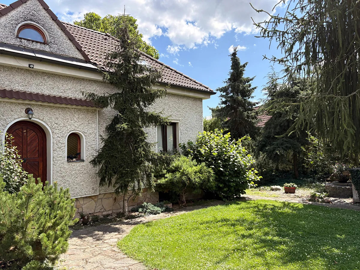 Prodej rodinného domu 250 m², pozemek 1512 m²