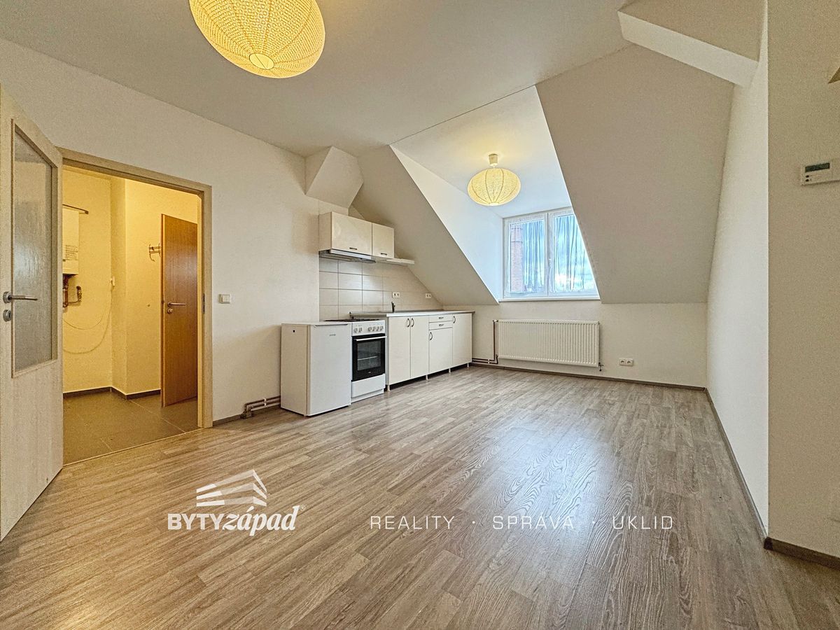 Pronájem bytu 1+kk 32 m²