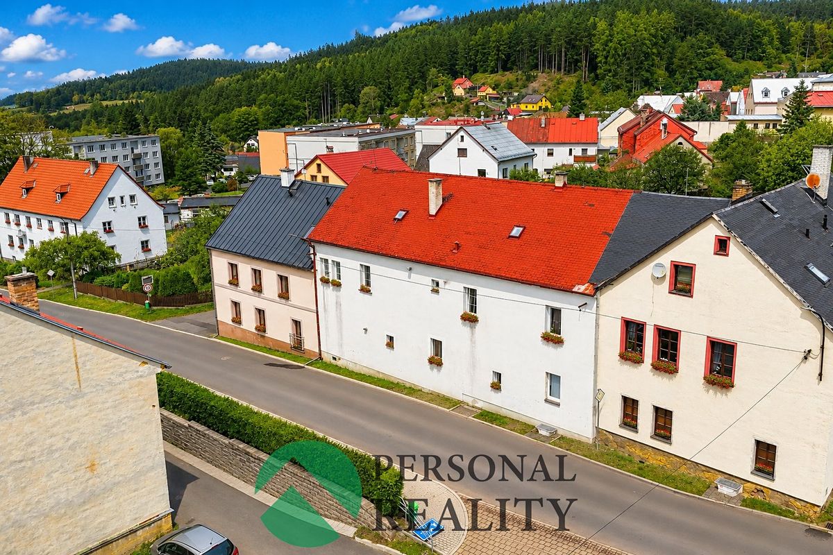 Prodej rodinného domu 250 m², pozemek 188 m² – fotografie 2