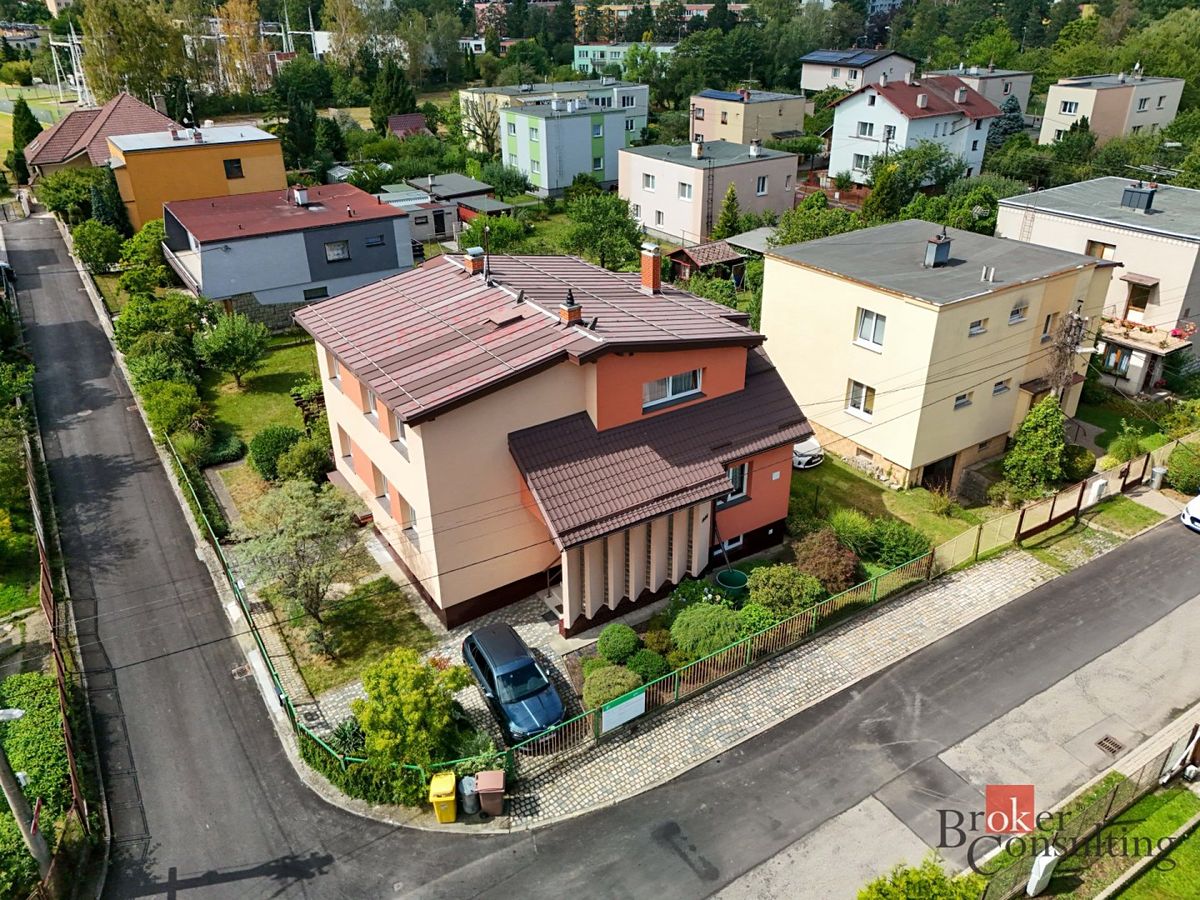Prodej rodinného domu 300 m², pozemek 665 m² – fotografie 2