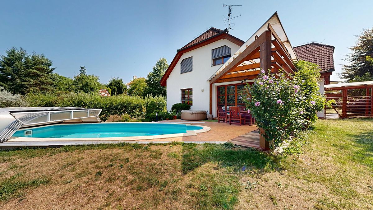Prodej rodinného domu 220 m², pozemek 810 m²