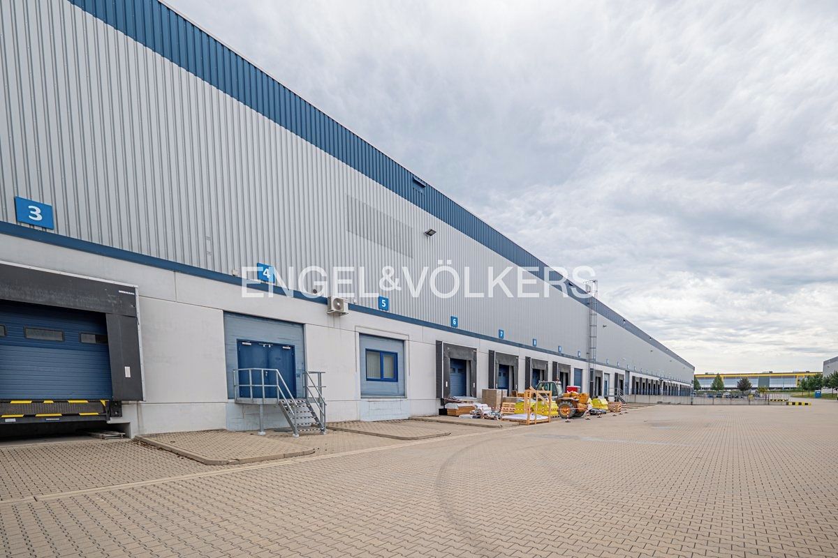 Pronájem skladového prostoru 3700 m² – fotografie 2