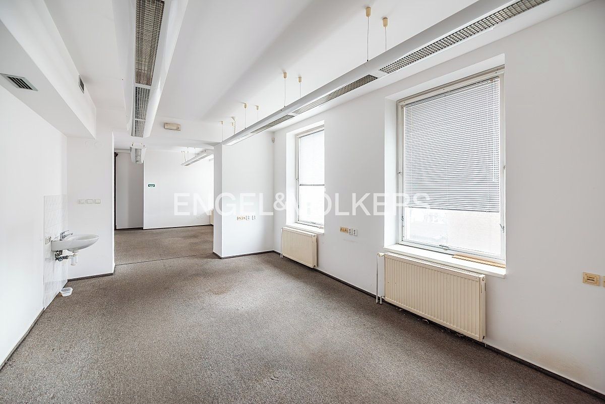 Pronájem skladového prostoru 1767 m² – fotografie 3