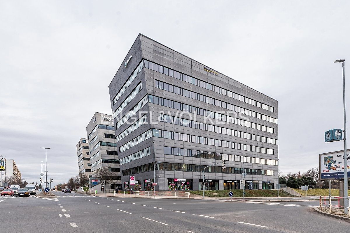 Pronájem kanceláře 606 m²