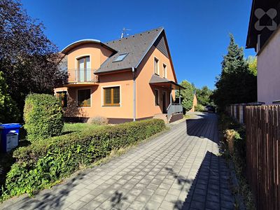 Prodej rodinného domu 370 m², pozemek 1383 m²