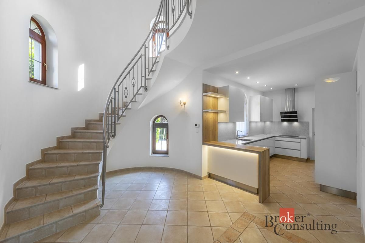 Pronájem vily 243 m², pozemek 156 m² – fotografie 2