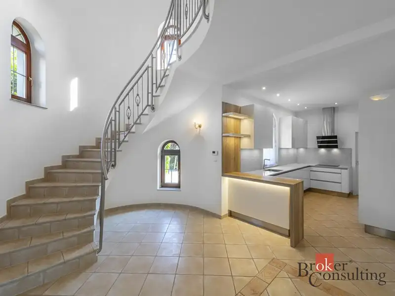 Pronájem vily 243 m², pozemek 156 m², Praha – náhled fotky 2