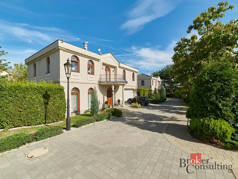 Pronájem vily 243 m², pozemek 156 m², Praha – náhled fotky 1