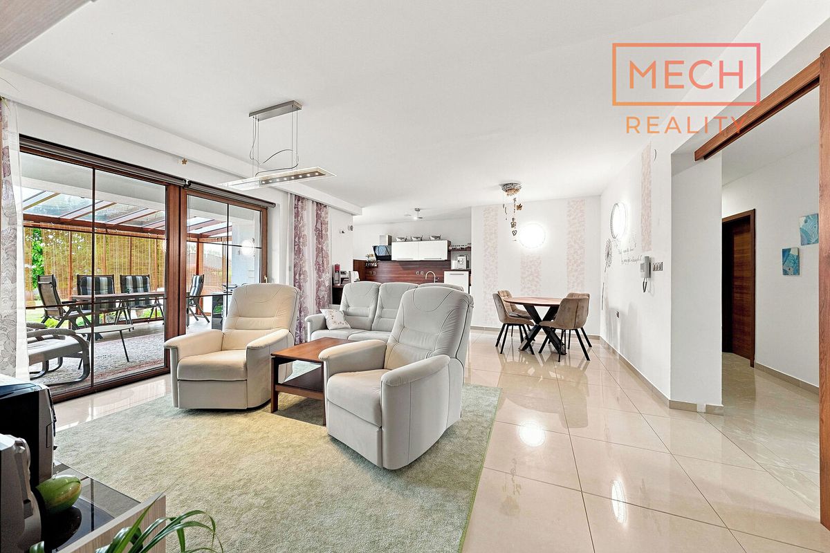 Prodej rodinného domu 215 m², pozemek 1250 m² – fotografie 3