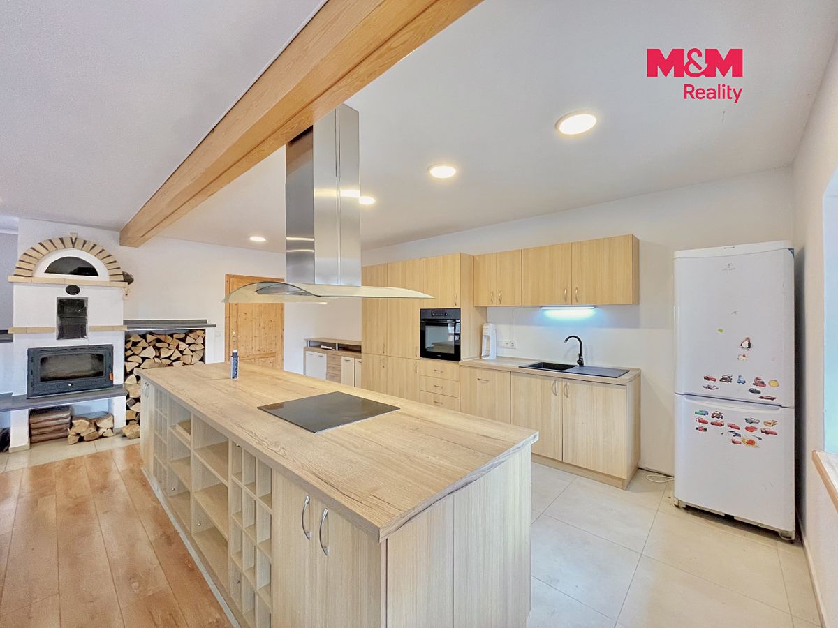 Prodej rodinného domu 320 m², pozemek 1050 m² – fotografie 3