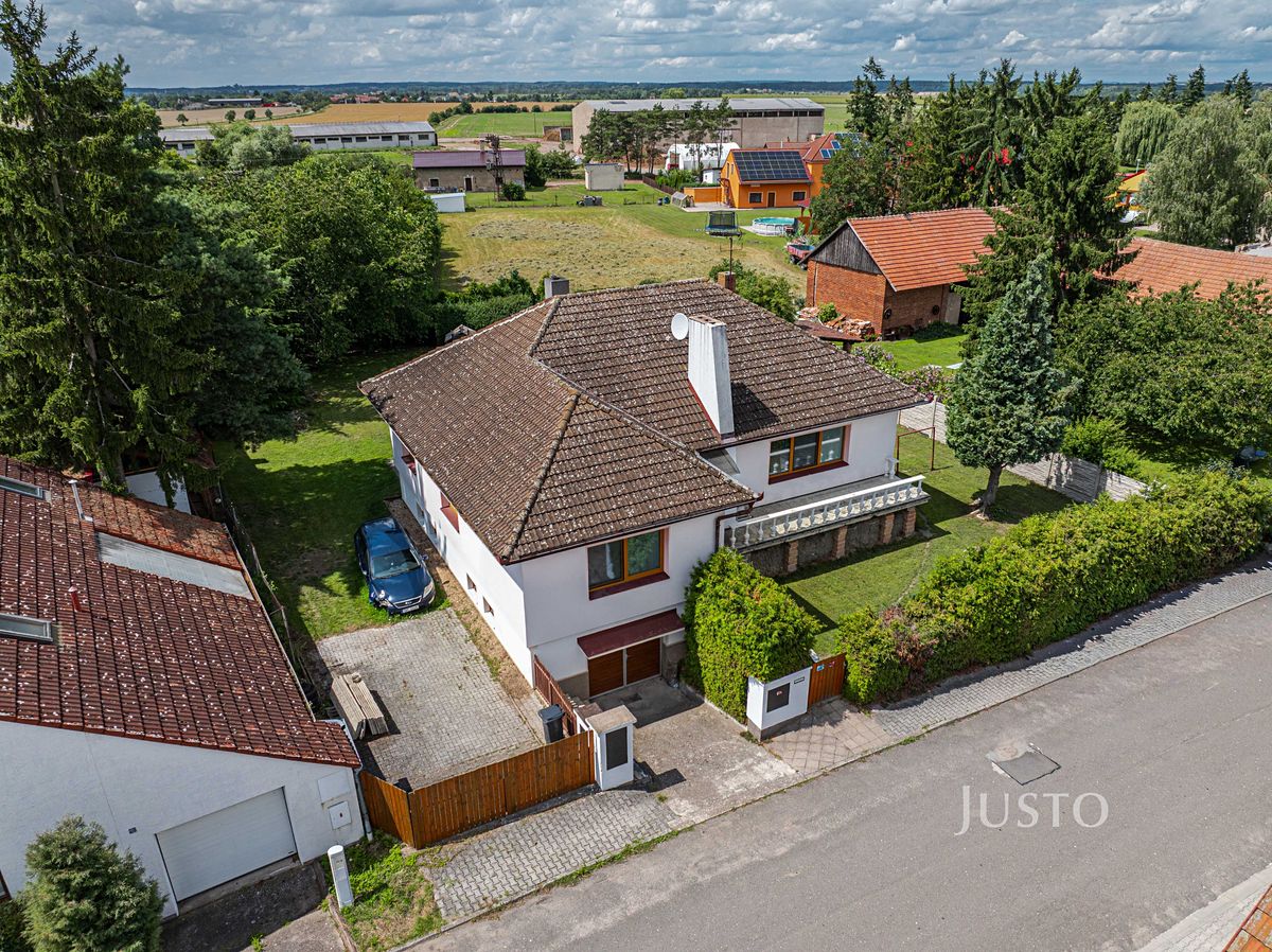 Prodej rodinného domu 250 m², pozemek 1214 m² – fotografie 2