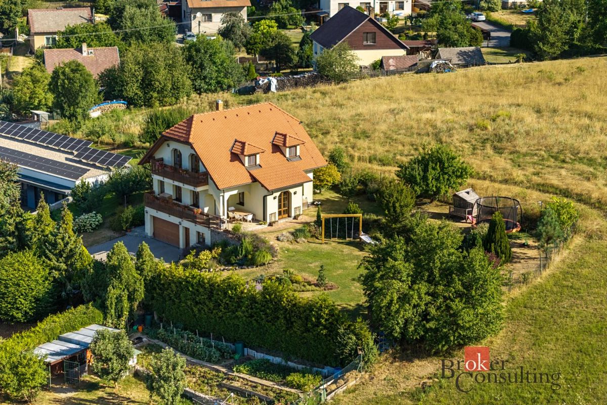 Prodej rodinného domu 185 m², pozemek 977 m² – fotografie 3
