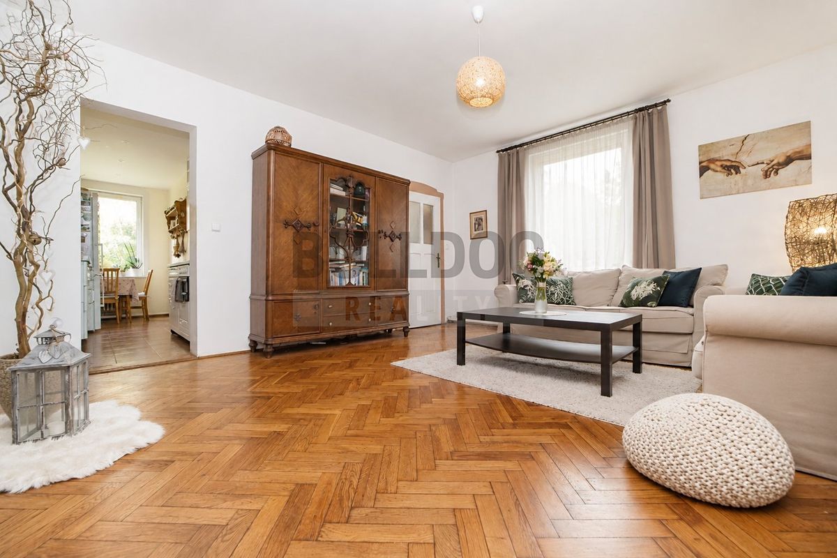 Prodej rodinného domu 243 m², pozemek 817 m² – fotografie 2