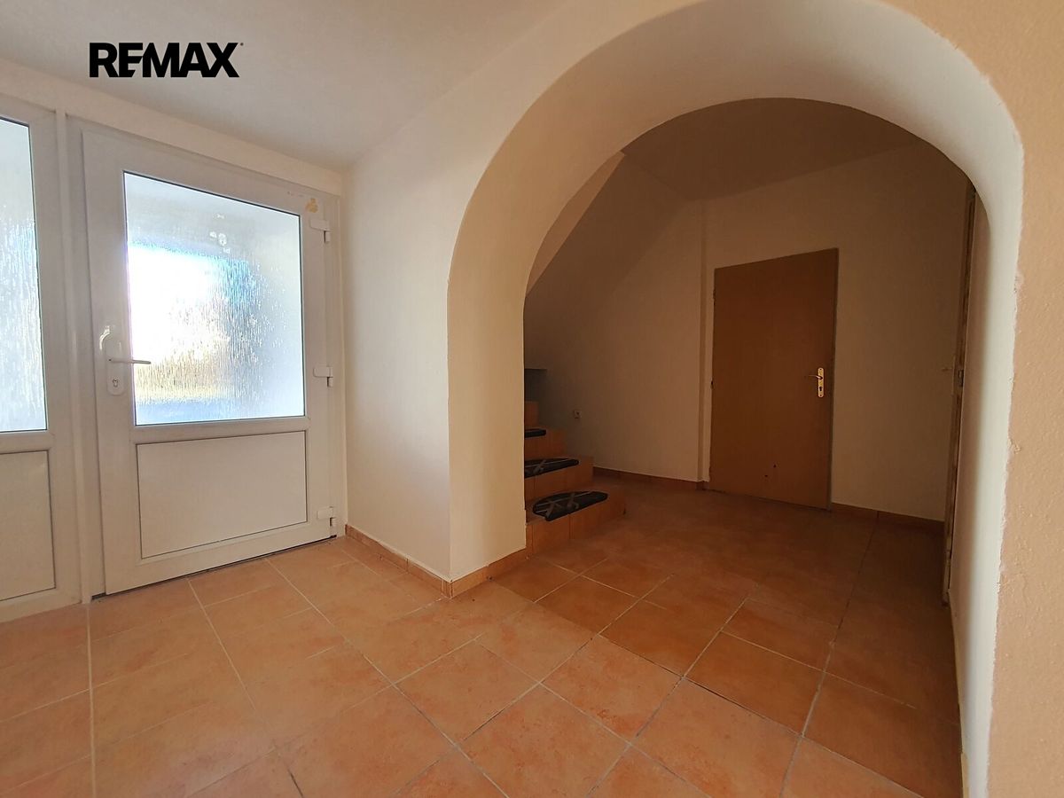 Prodej rodinného domu 257 m², pozemek 830 m² – fotografie 4
