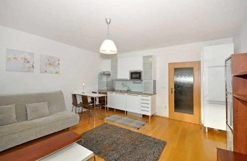 Pronájem bytu 1+kk 38 m² – fotografie 2