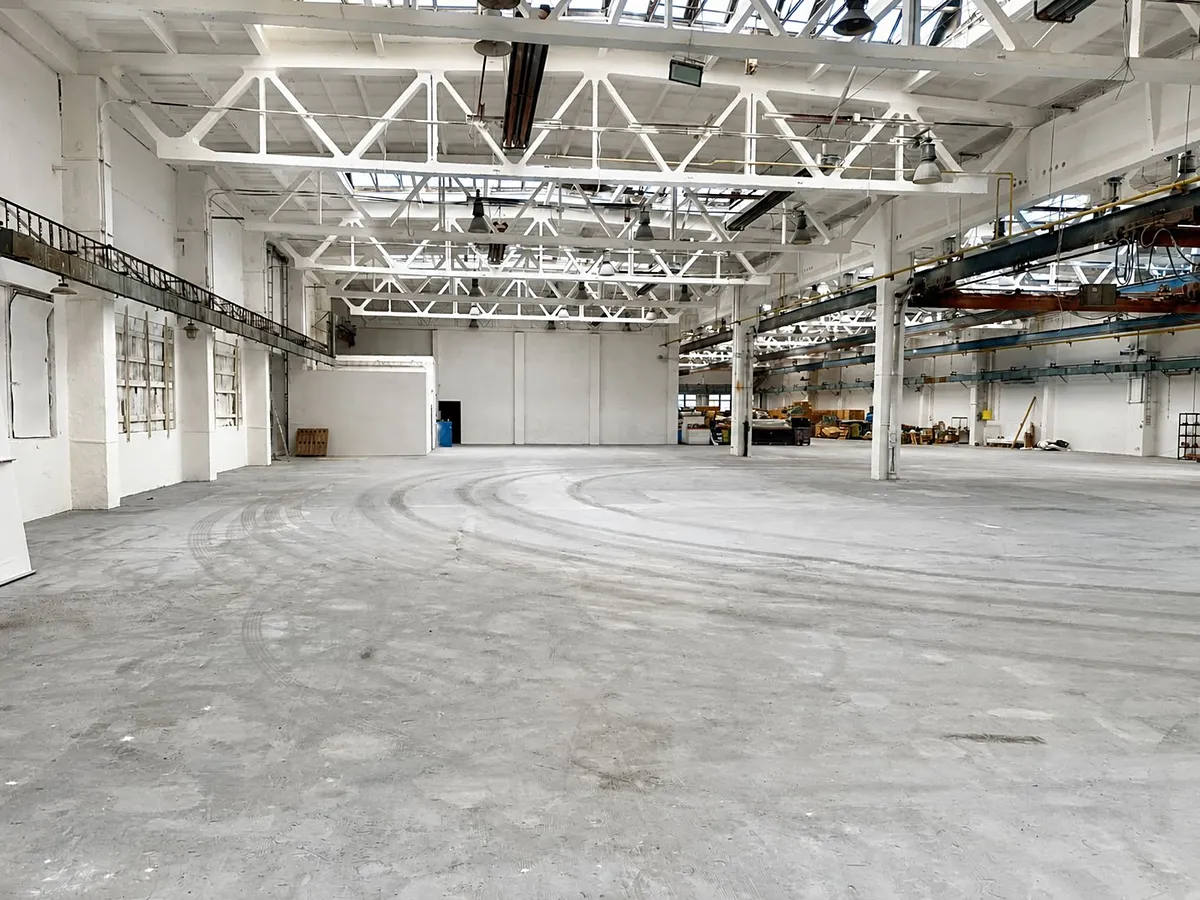 Pronájem výrobní haly, prostoru 930 m²