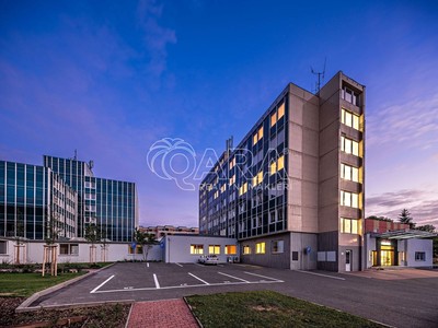 Pronájem garážového stání 12 m²