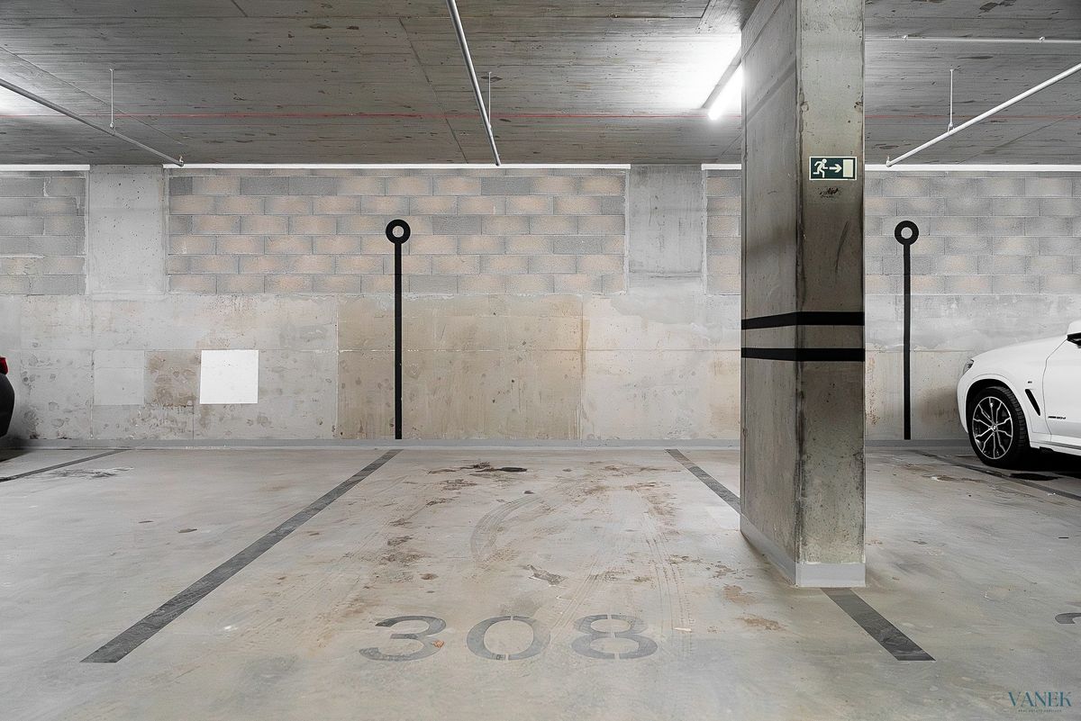 Pronájem garážového stání 13 m² – fotografie 3