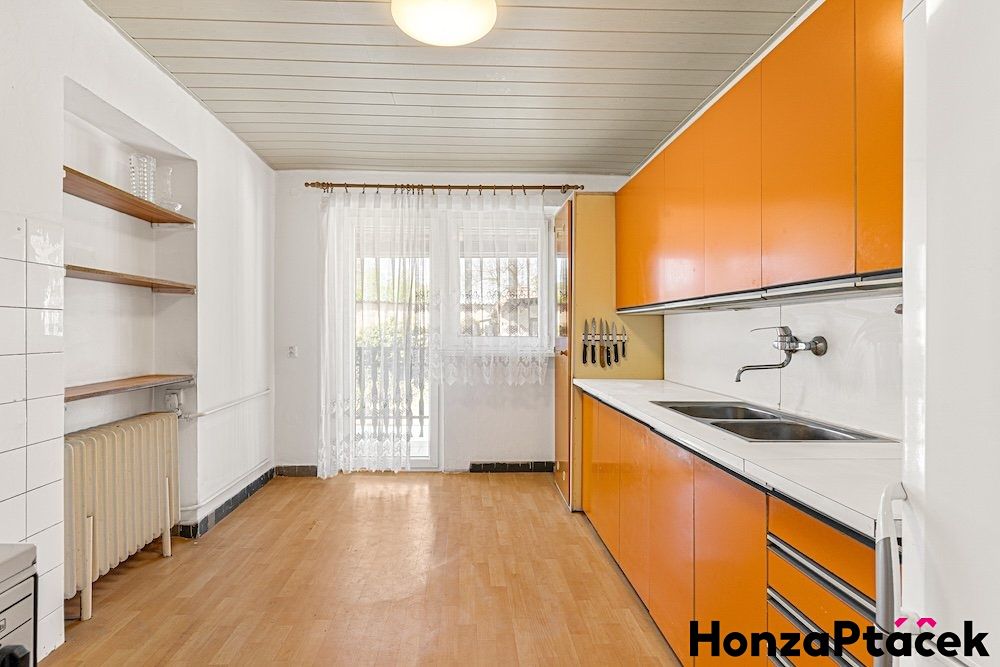 Prodej rodinného domu 237 m², pozemek 808 m² – fotografie 2