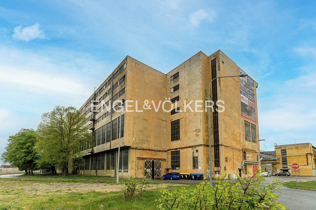 Pronájem skladového prostoru 24288 m²