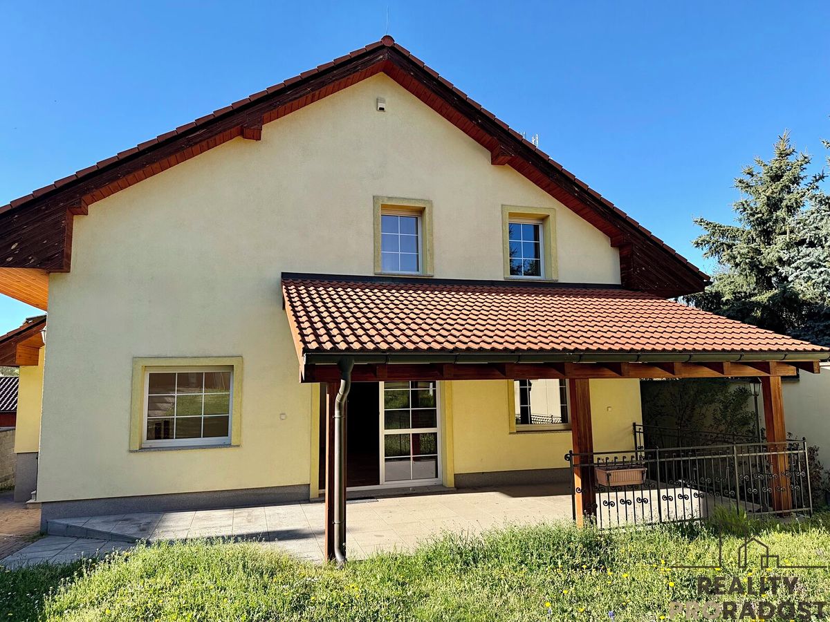 Prodej rodinného domu 250 m², pozemek 914 m² – fotografie 4