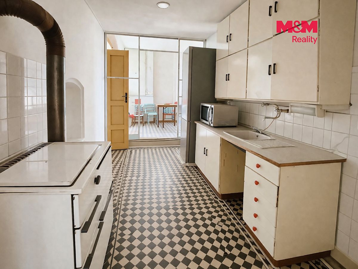 Prodej rodinného domu 209 m², pozemek 1229 m² – fotografie 2