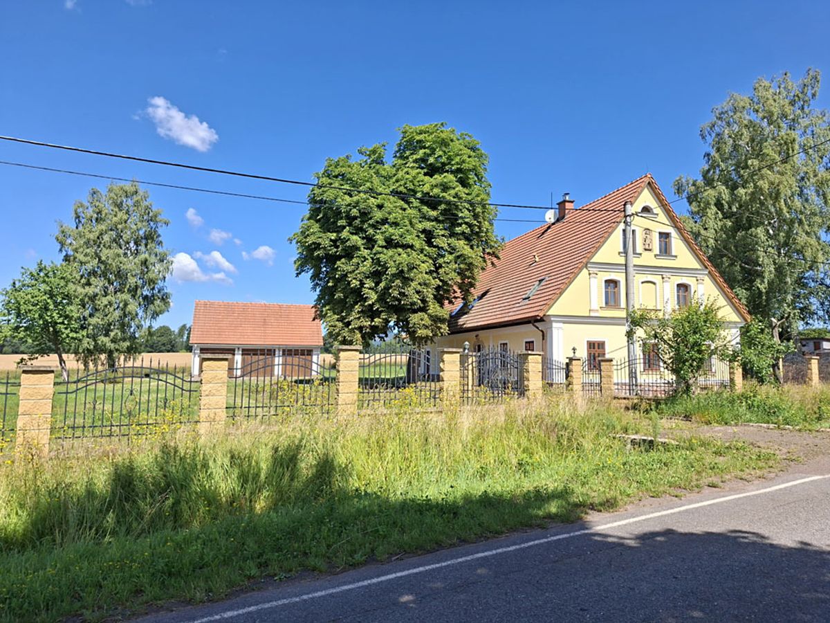 Prodej rodinného domu 350 m², pozemek 6133 m²