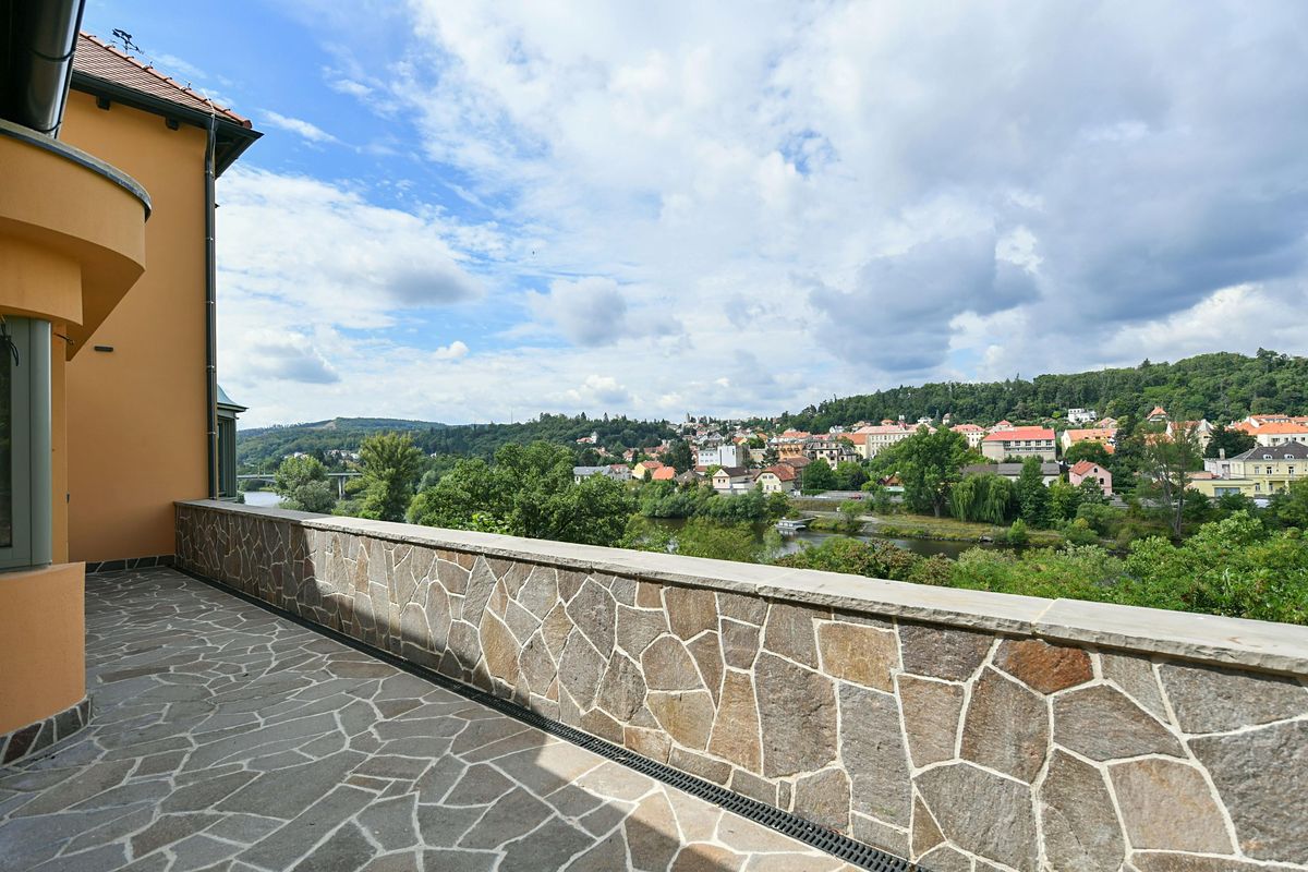 Prodej rodinného domu 308 m², pozemek 1056 m² – fotografie 3
