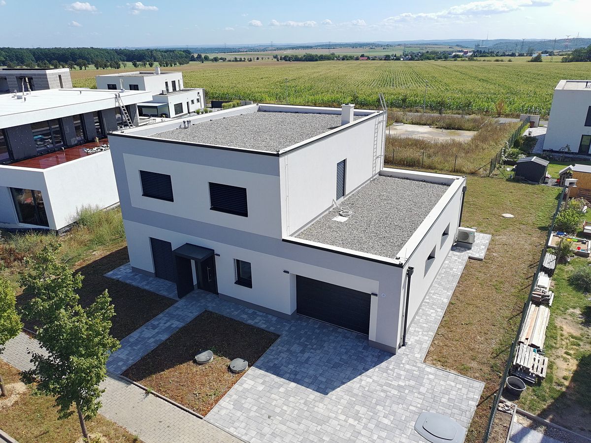 Prodej rodinného domu 221 m², pozemek 815 m² – fotografie 2