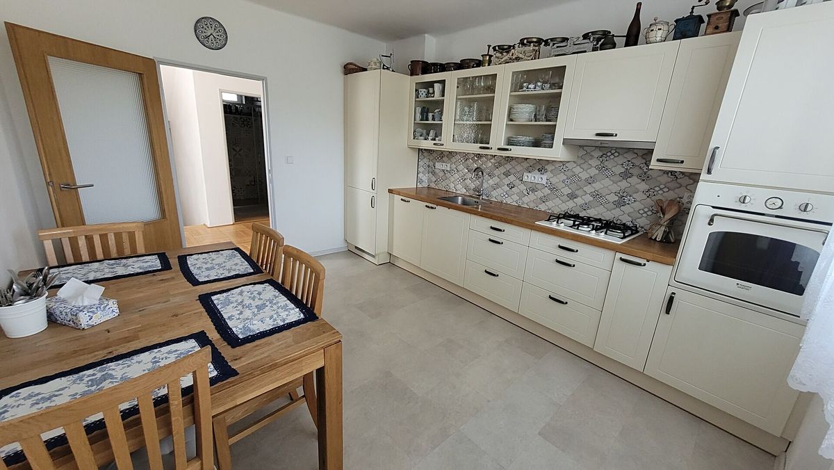 Prodej rodinného domu 180 m², pozemek 1075 m² – fotografie 2