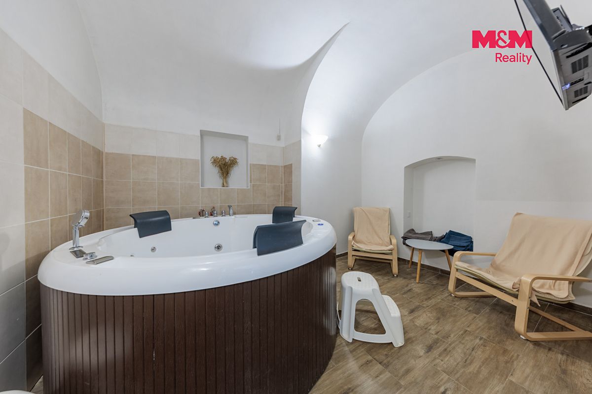 Prodej rodinného domu 327 m², pozemek 220 m² – fotografie 3