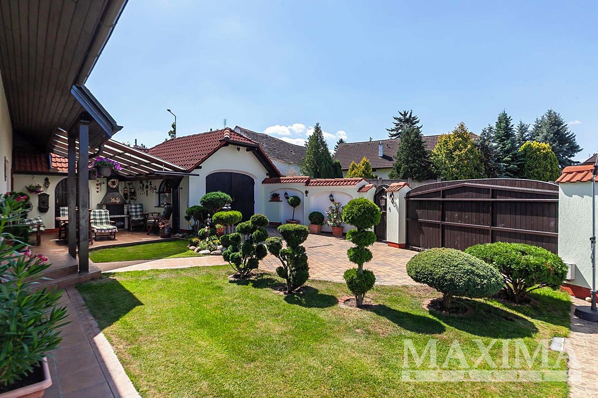 Prodej rodinného domu 245 m², pozemek 773 m² – fotografie 2