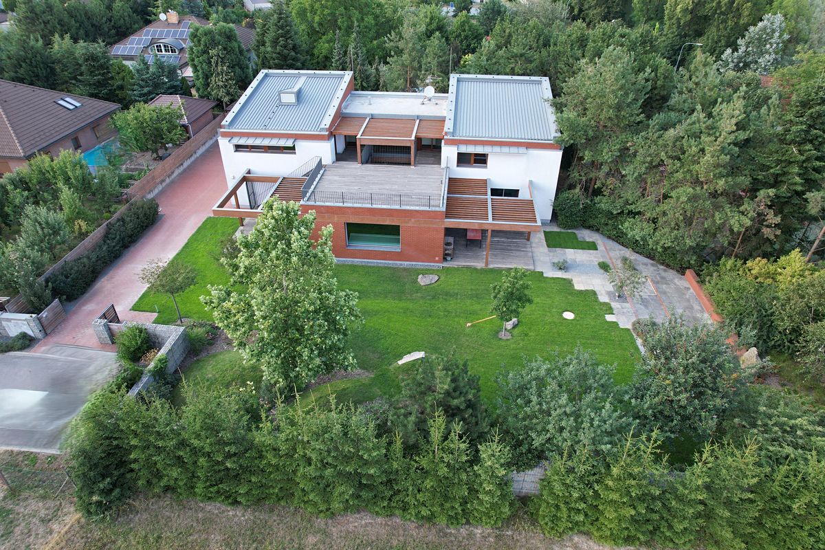 Prodej rodinného domu 381 m², pozemek 1647 m²
