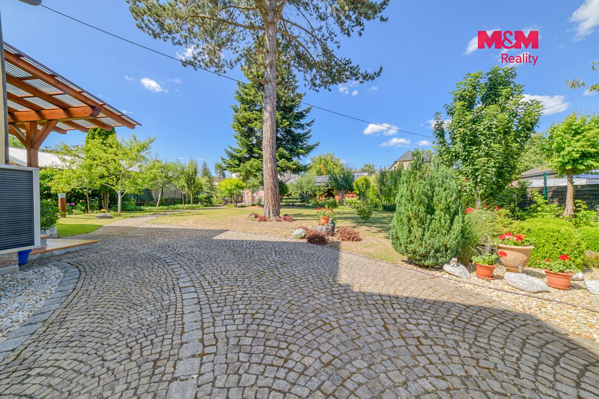 Prodej rodinného domu 220 m², pozemek 1087 m² – fotografie 3